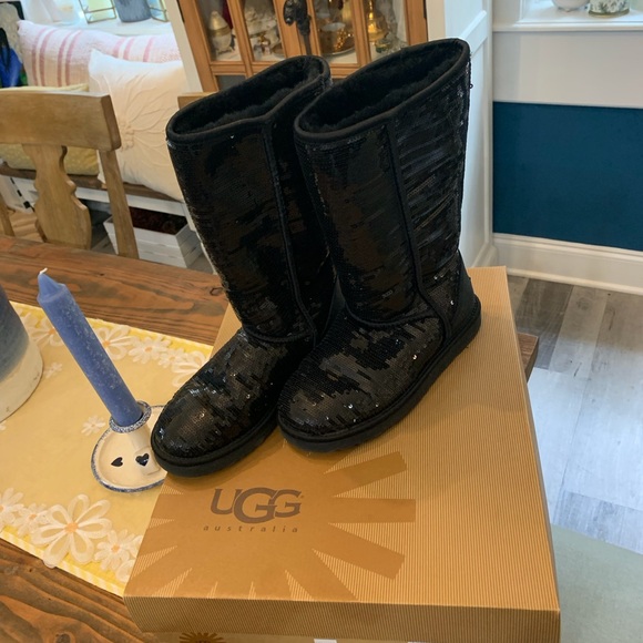 Black UGG boots - Picture 3 of 3